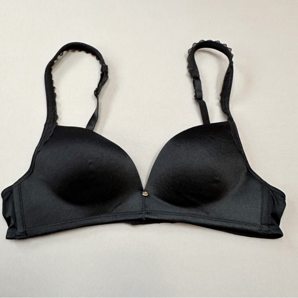 WARNER’S black wire free comfort bra, 34A.
